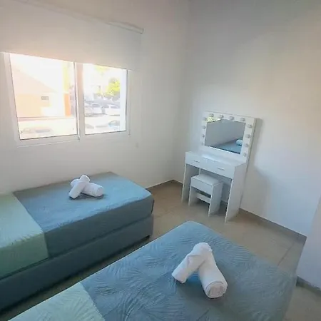 Blue Horizon Two-storey House Just 400 M From The בית נופש פאפוס